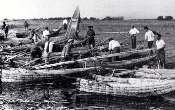 Pescatori a bordo delle imbarcazioni di canna per la pesca al Muggine nelle coste del mare del Sinis sul golfo di Oristano